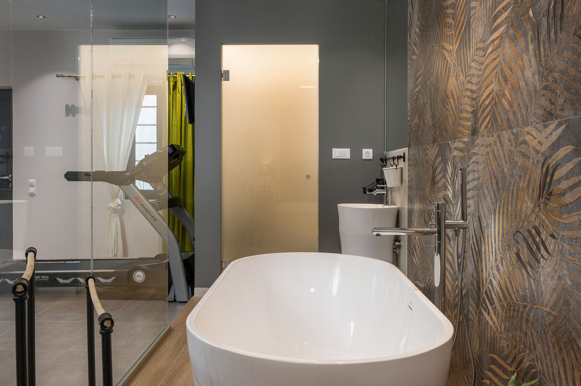 master-bedroom-floor-west-image