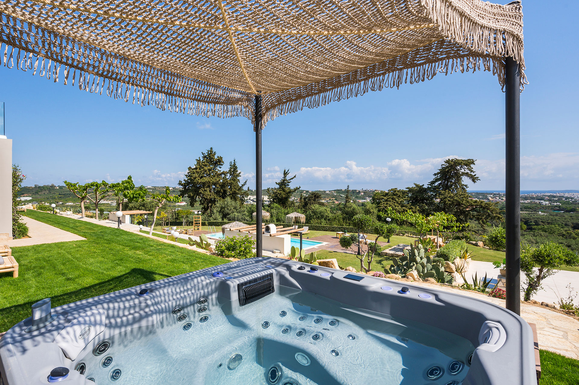 outdoor-hot-tub-image